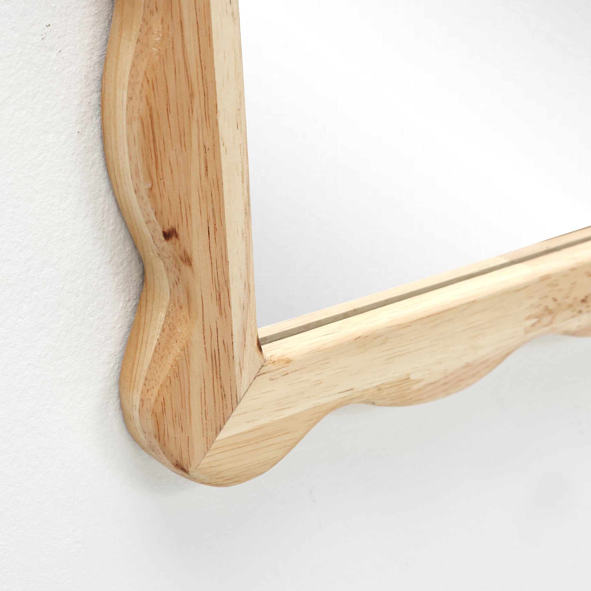 Wandspiegel mit Wellenrahmen aus Holz