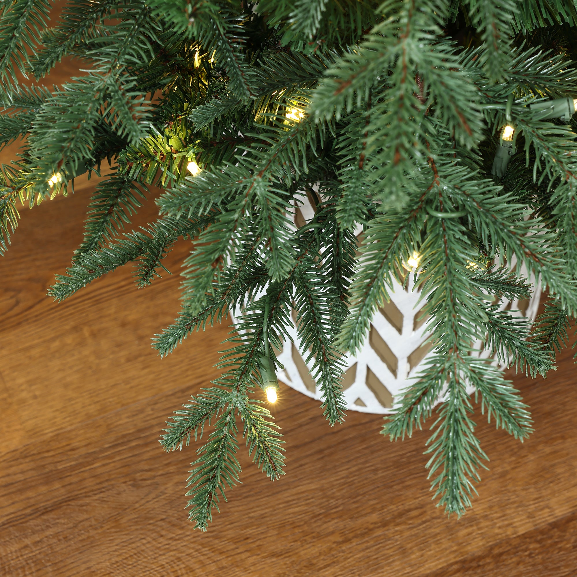 137 cm  künstlicher Weihnachtsbaum mit integriertem LED-Licht und dekorativem Pflanztopf