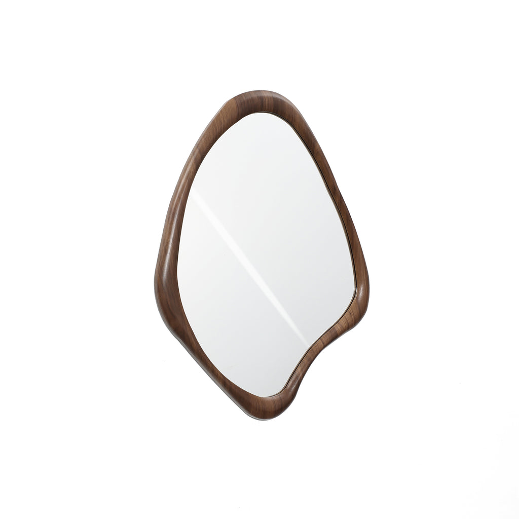Wandspiegel mit organischer Form und braunem Holzrahmen