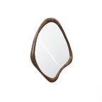 Wandspiegel mit organischer Form und braunem Holzrahmen