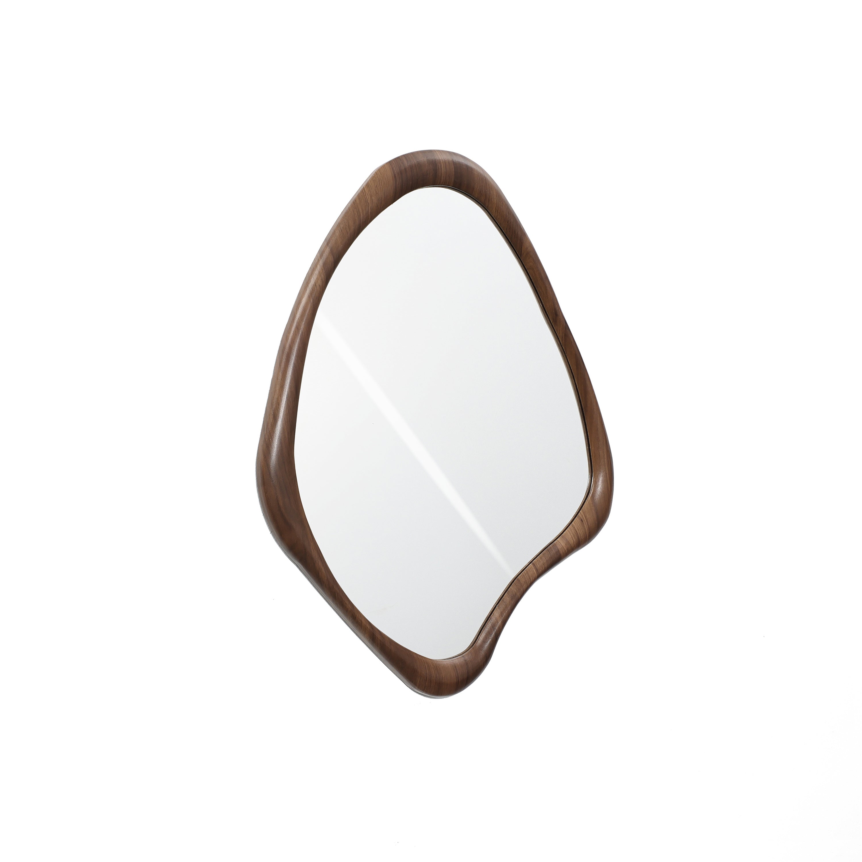 Wandspiegel mit organischer Form und braunem Holzrahmen