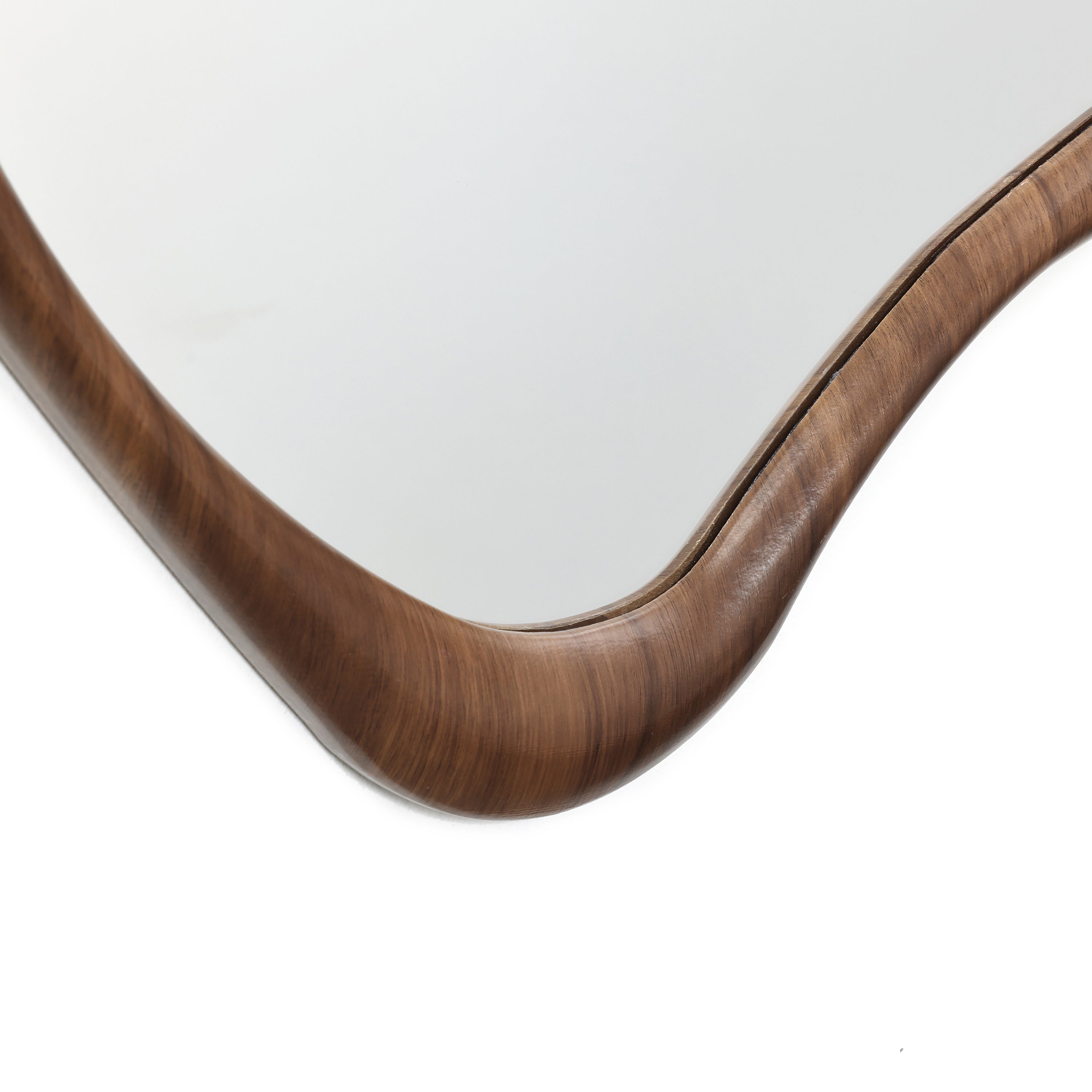 Wandspiegel mit organischer Form und braunem Holzrahmen