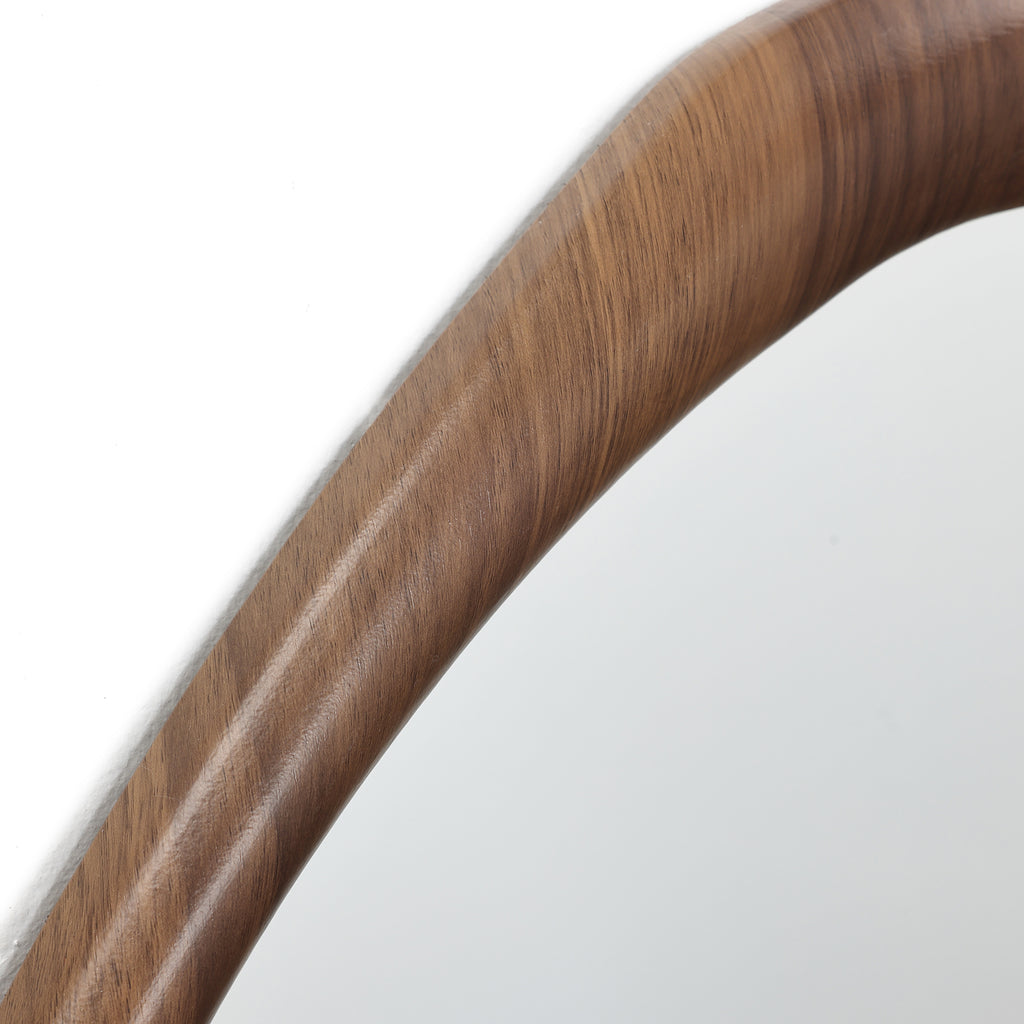 Wandspiegel mit organischer Form und braunem Holzrahmen