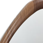 Wandspiegel mit organischer Form und braunem Holzrahmen