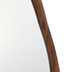 Wandspiegel mit organischer Form und braunem Holzrahmen