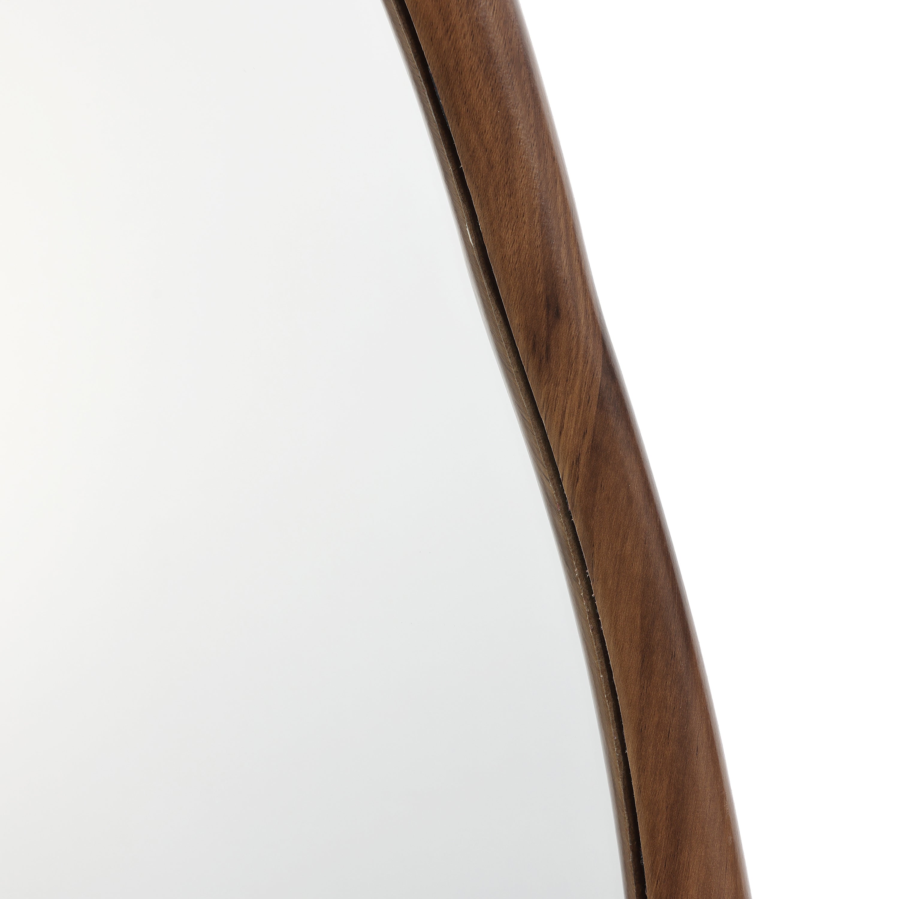 Wandspiegel mit organischer Form und braunem Holzrahmen