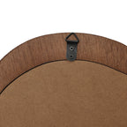 Wandspiegel mit organischer Form und braunem Holzrahmen