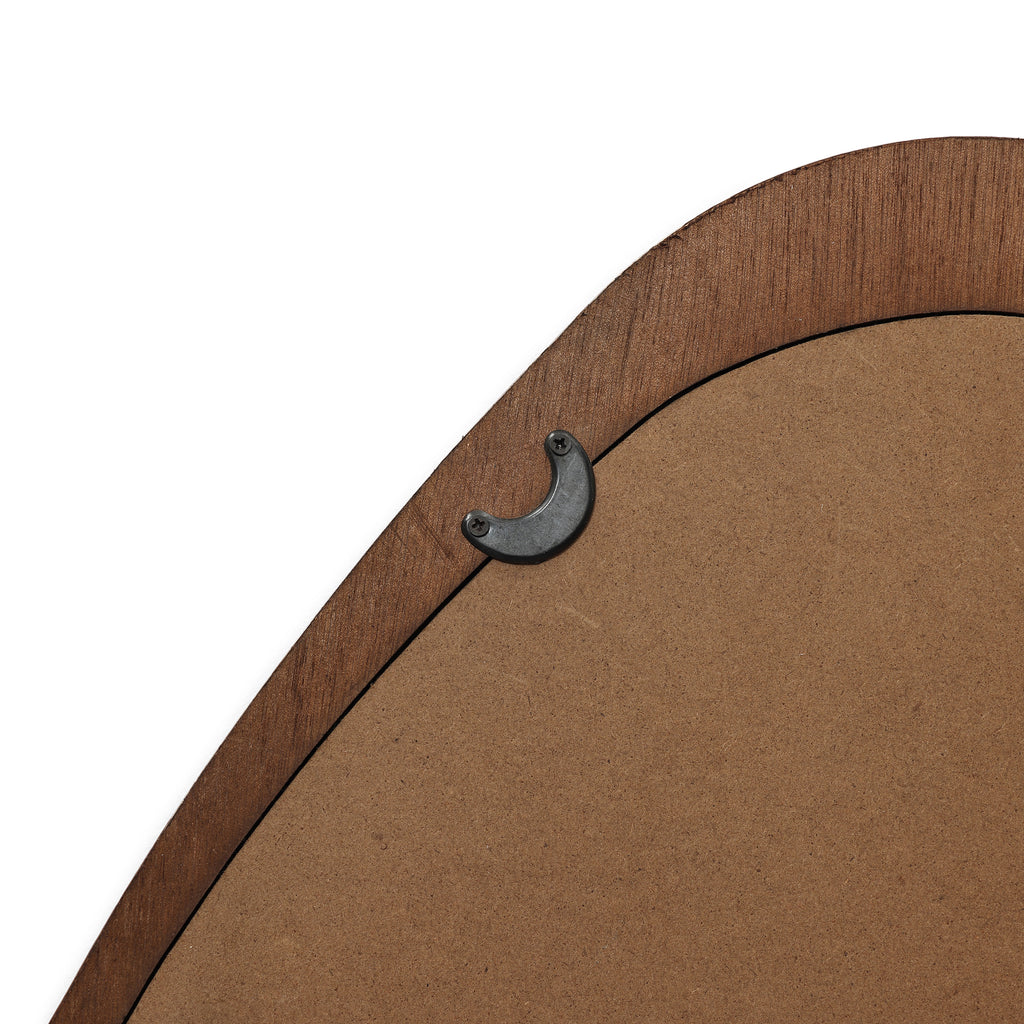 Wandspiegel mit organischer Form und braunem Holzrahmen