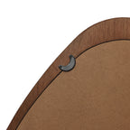 Wandspiegel mit organischer Form und braunem Holzrahmen