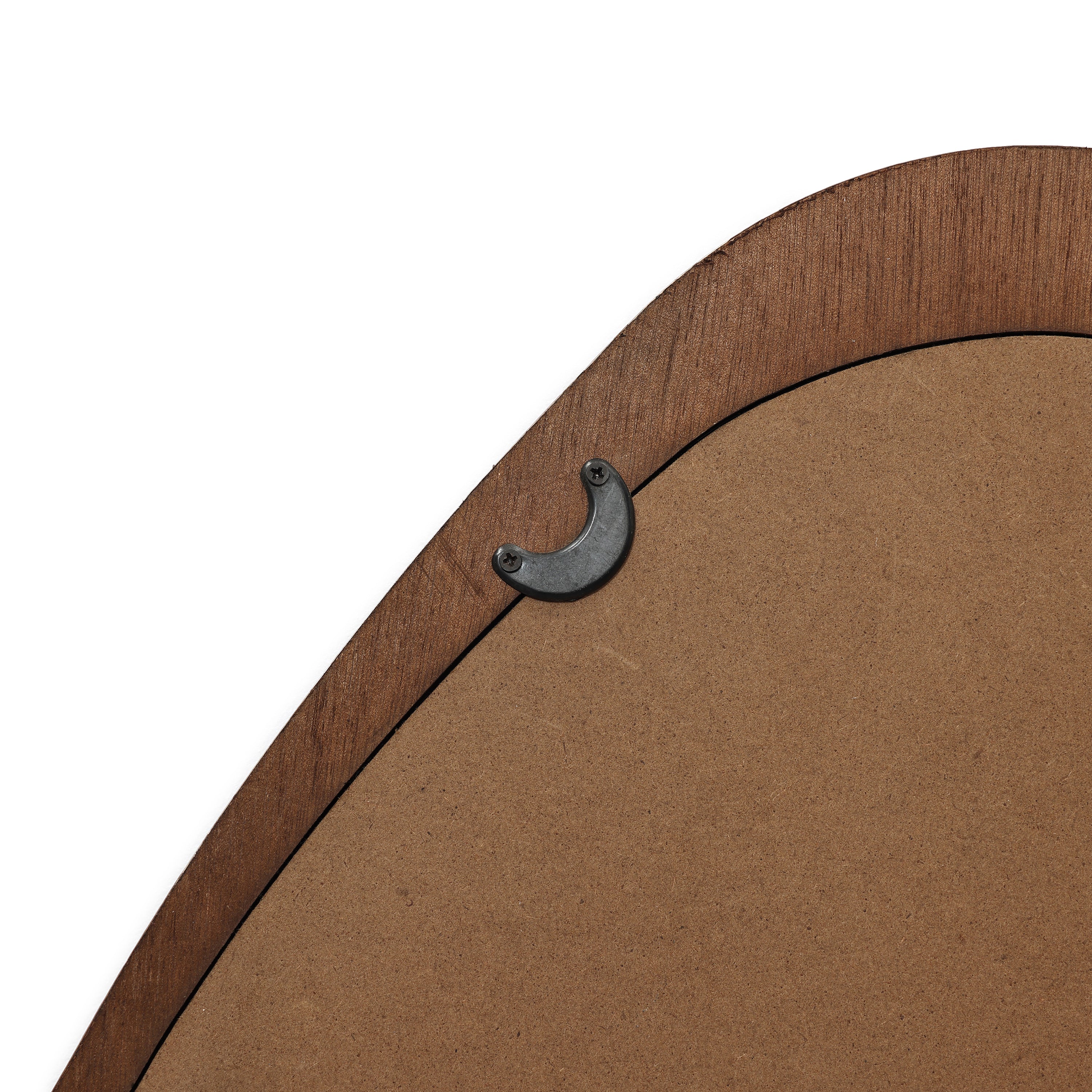 Wandspiegel mit organischer Form und braunem Holzrahmen