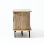 TV-Lowboard mit Schiebetüren und Kabeldurchlass