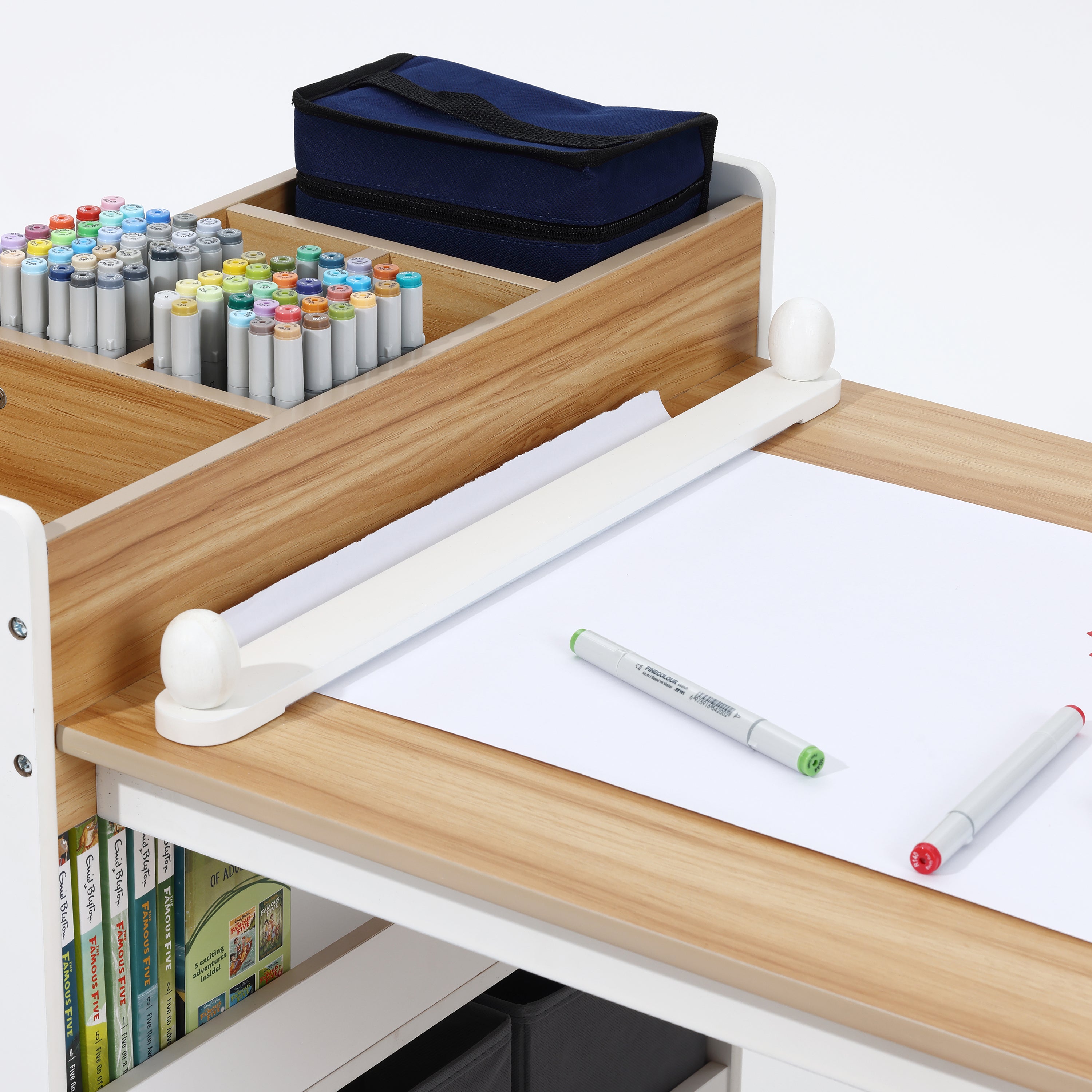 Kinder-Schreibtisch mit Bücherregal, 2 Stühlen und Papierrollenhalter, Weiß/Natur