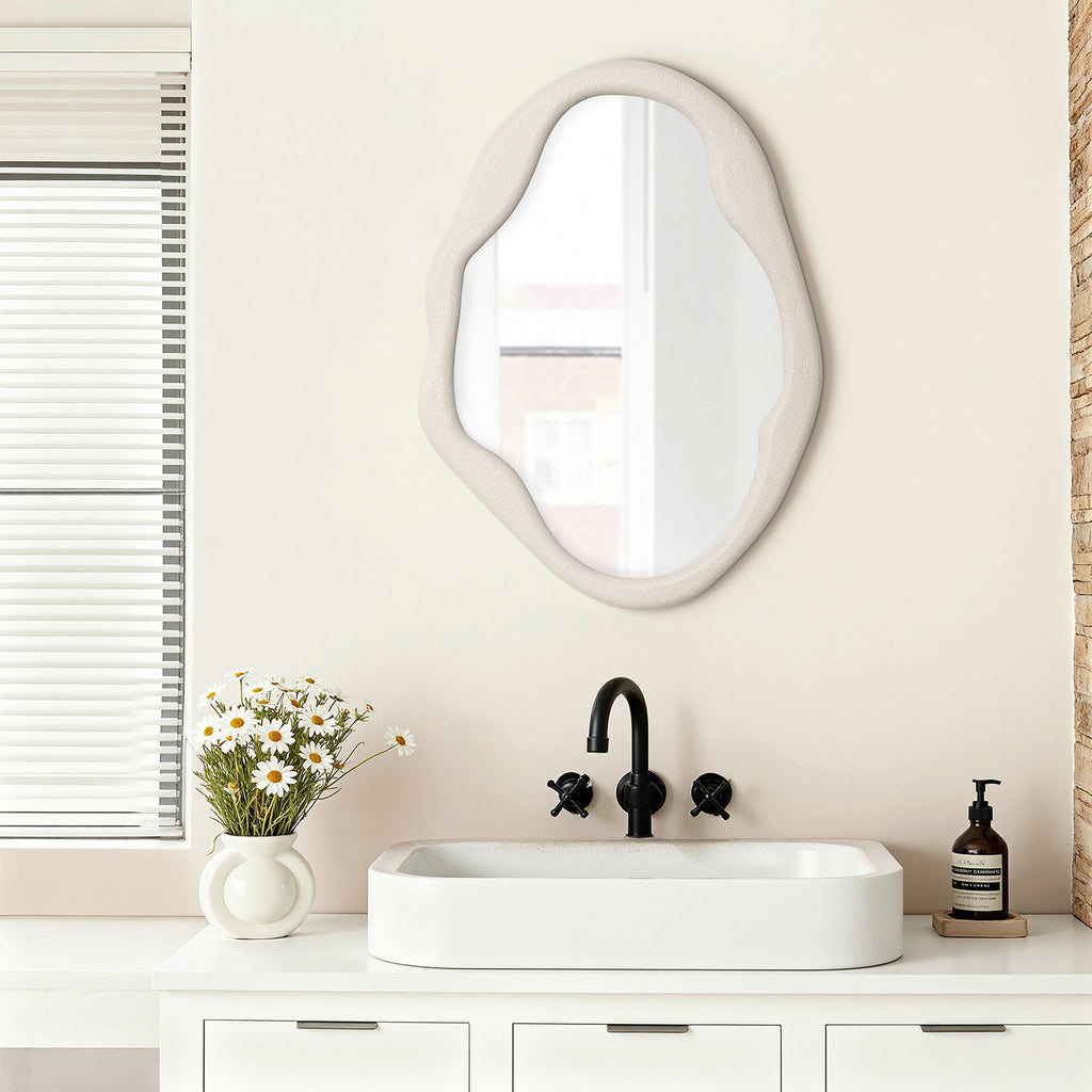 Irreguläre Fluid-Form Wandspiegel – Moderner Deko-Spiegel mit Organic Design für Wohnraum