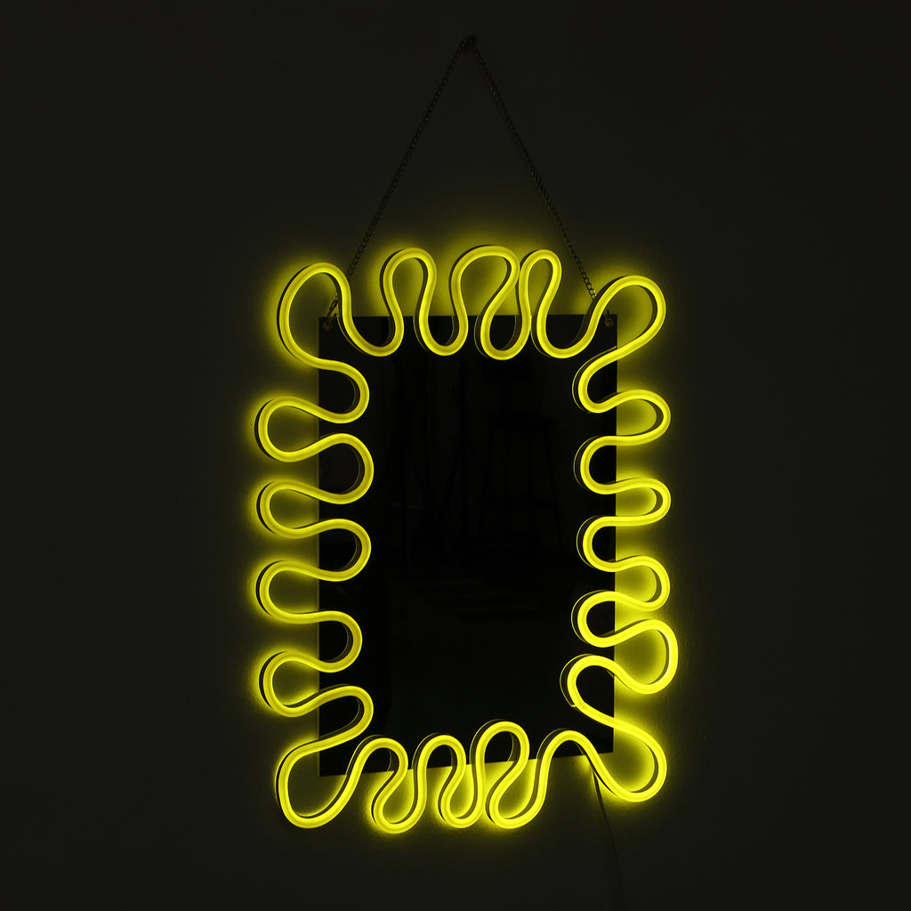 Gelber Neon-Wellen LED Spiegel – Leuchtender Wandspiegel mit Atmosphärenbeleuchtung für Wohnraum & Deko