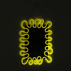 Gelber Neon-Wellen LED Spiegel – Leuchtender Wandspiegel mit Atmosphärenbeleuchtung für Wohnraum & Deko