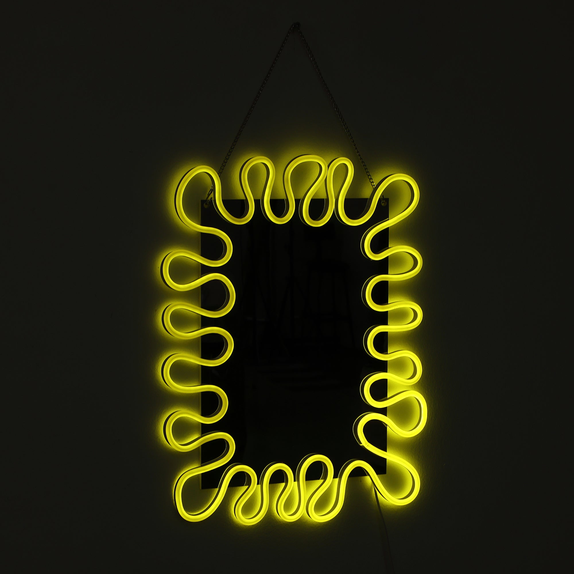Gelber Neon-Wellen LED Spiegel – Leuchtender Wandspiegel mit Atmosphärenbeleuchtung für Wohnraum & Deko