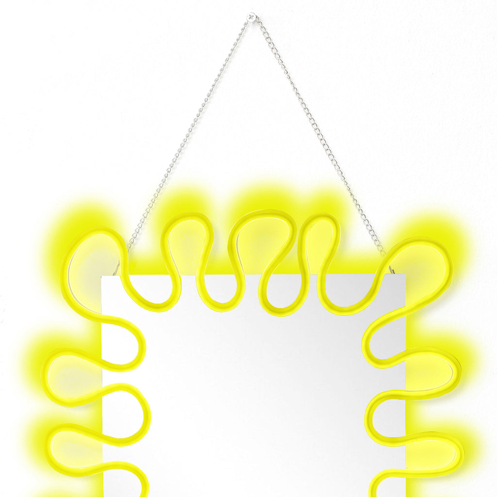 Gelber Neon-Wellen LED Spiegel – Leuchtender Wandspiegel mit Atmosphärenbeleuchtung für Wohnraum & Deko
