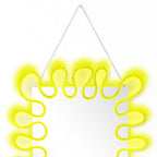 Gelber Neon-Wellen LED Spiegel – Leuchtender Wandspiegel mit Atmosphärenbeleuchtung für Wohnraum & Deko