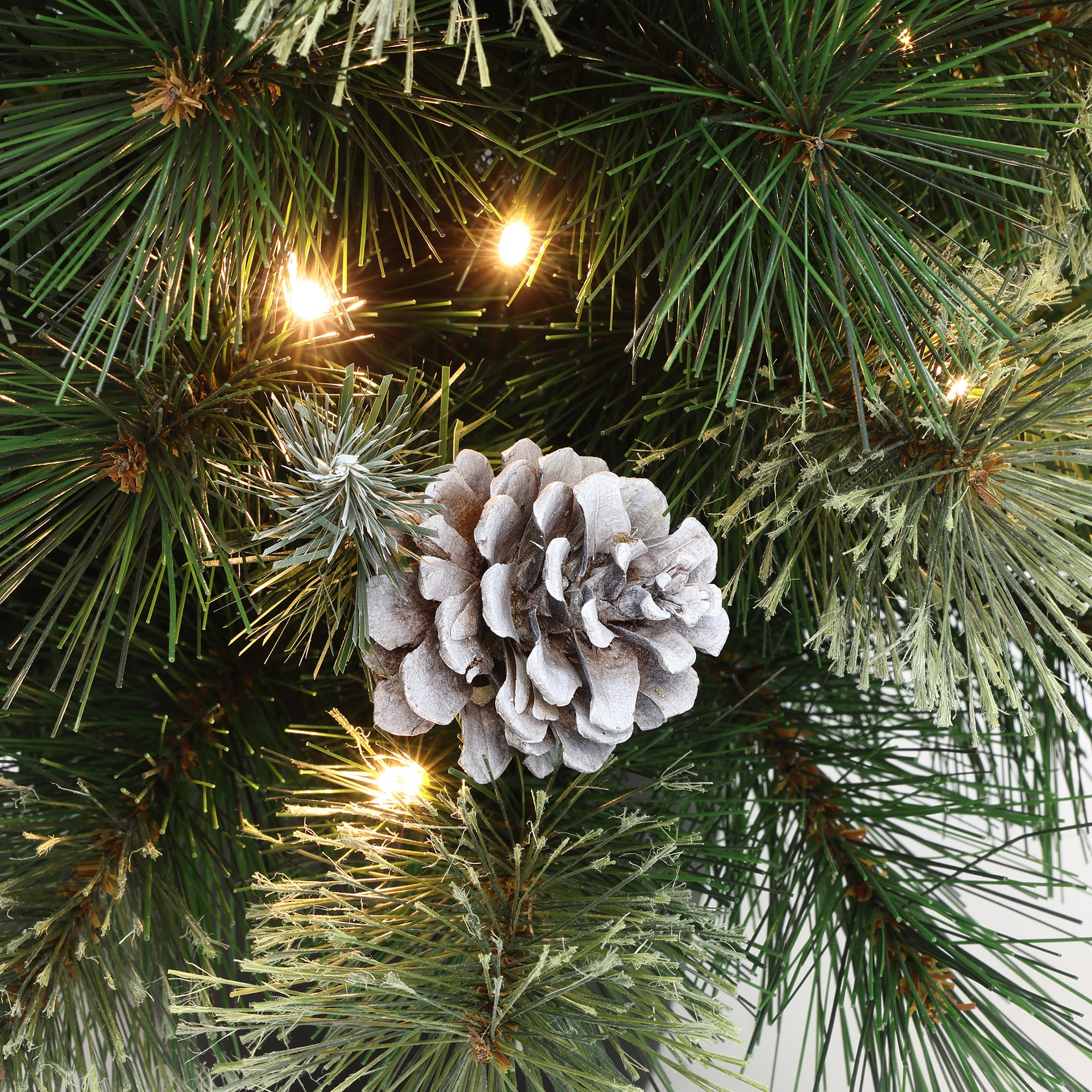 90 cm künstlicher Weihnachtsbaum mit integrierter LED-Beleuchtung und Tannenzapfen-Dekor