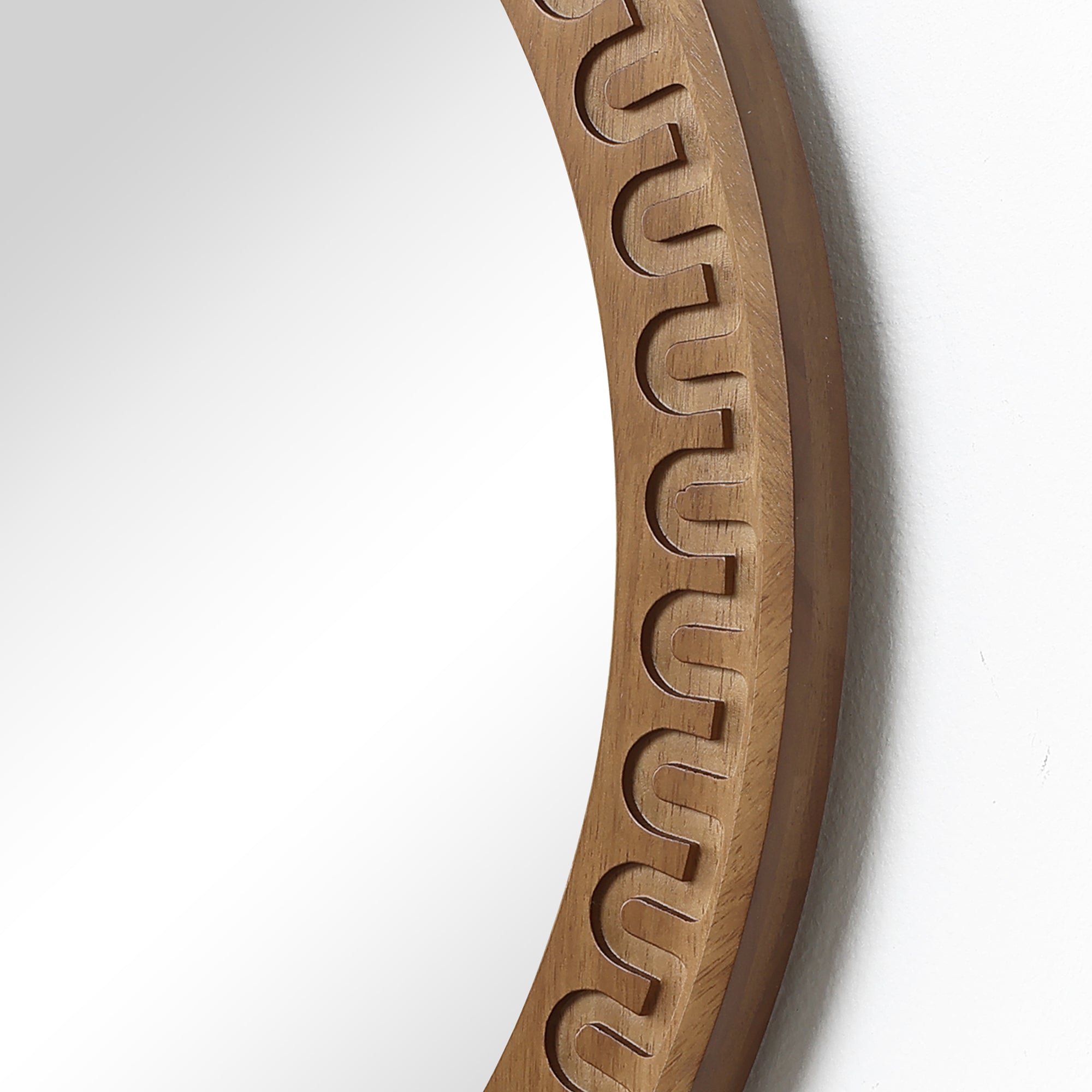 Runder Holz-Wandspiegel mit Meander-Muster – Rustikal-Eleganter Deko-Spiegel